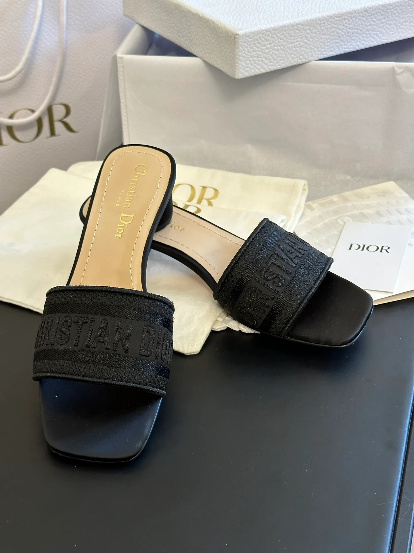 👟👟Ex-factory price 440👟👟 Dior • Dior 2025 DWAY spring and summer new one-word embroidered slippers version CD letter logo three-dimensional embroidered cylindrical heel sandals Square toe thick heel jelly color open-toe slippers Upper: Original consistent high-temperature water-soluble cotton electro-embroidery technology silk fabric Lining: Water-dyed sheepskin lining Outsole: Italian leather outsole Heel height: 3.5CM Number of yards: 35-40